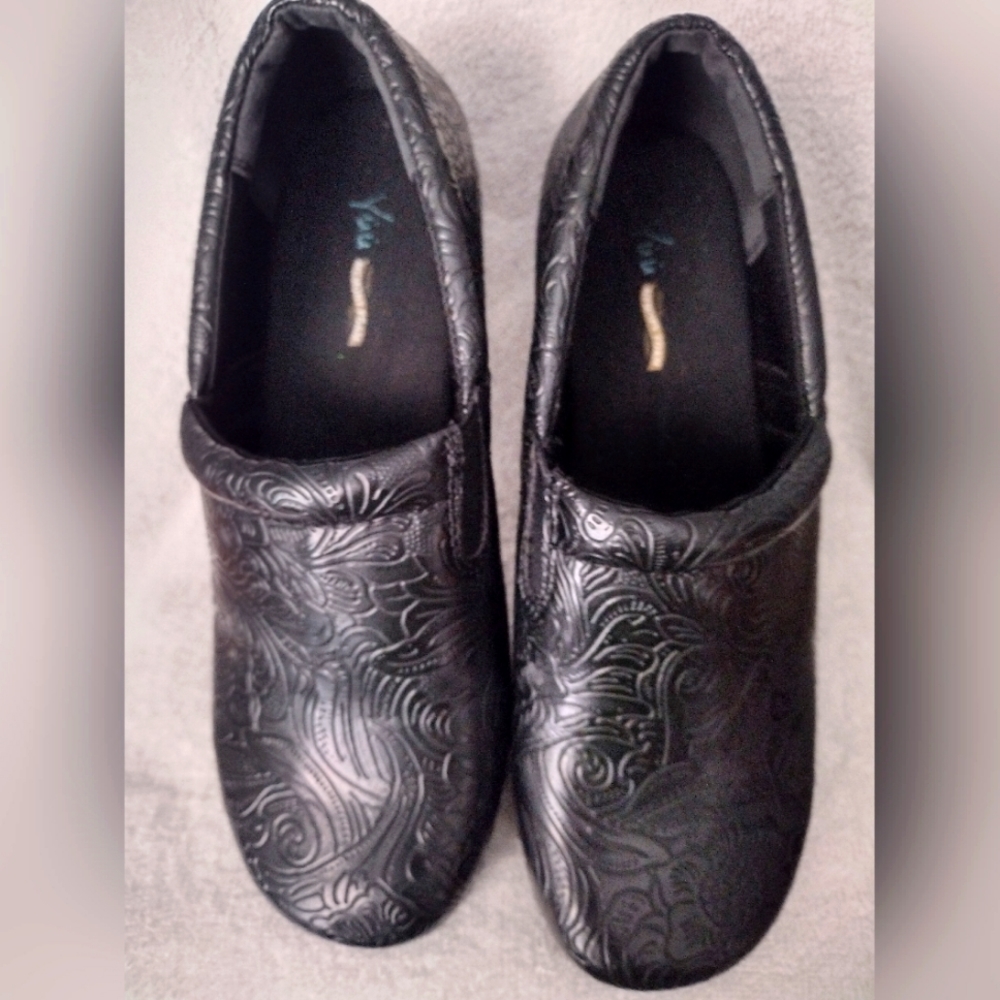 Women's shoes YUU Bethanee Black Embossed